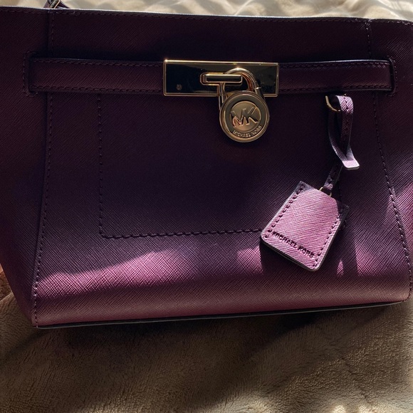 MICHAEL KORS HAMILTON TRAVELER PLUM MINI MESSENGER - Picture 3 of 8